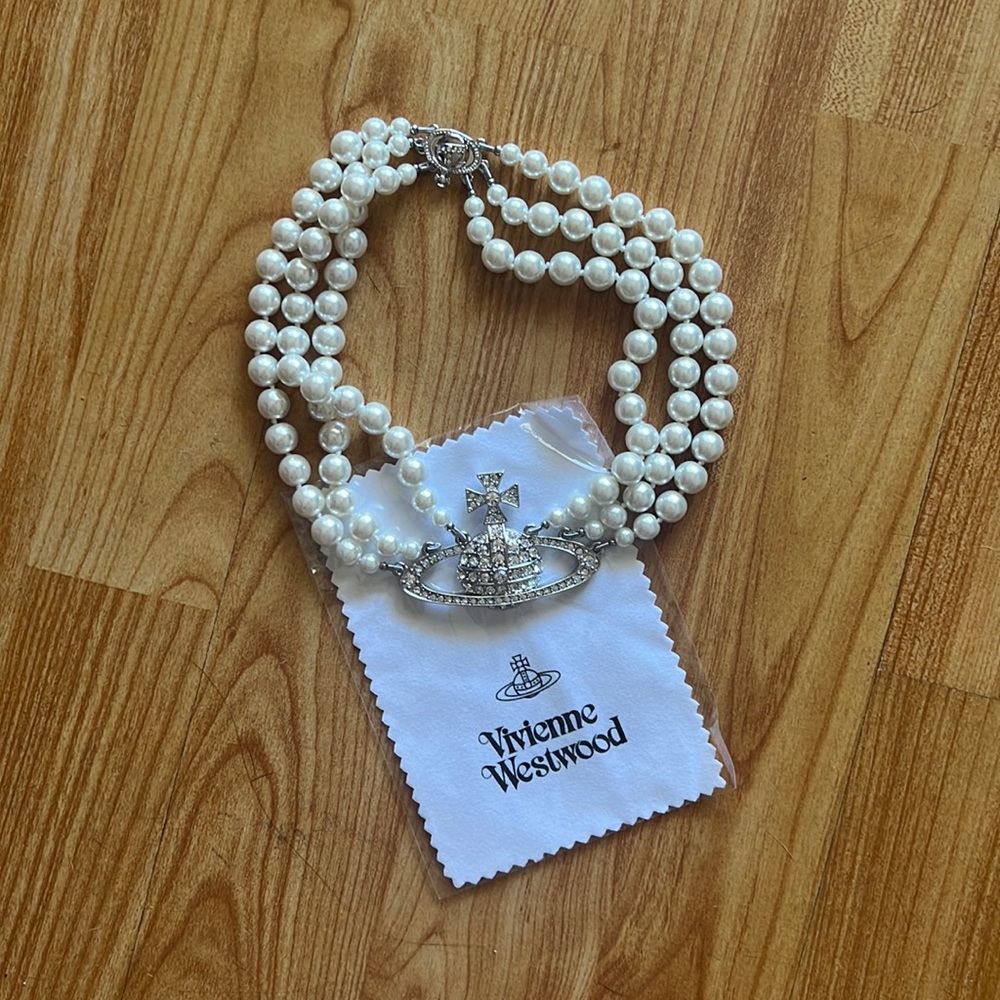 Vivienne Westwood THREE ROW PEARL BAS RELIEF CHOKER